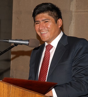 Javier Naguil Araya, egresado de derecho dio el discurso en nombre de los egresados de su generación. 