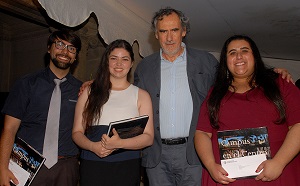 El Vicerrector Académico Pedro Milos entregó los premios a los mejores alumnos de cada carrera. 